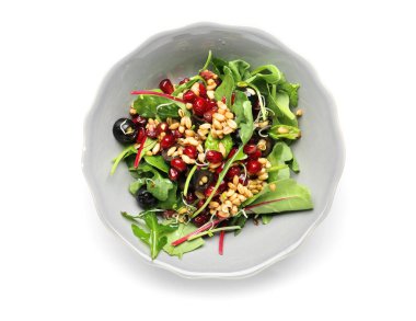 Beyaz arka plan üzerinde sağlıklı taze salata ile kase