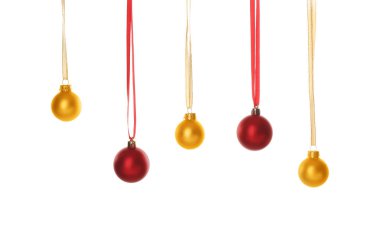Beyaz arka planda güzel Noel baloları