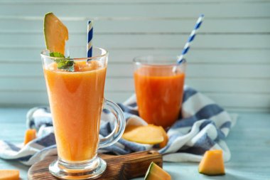 Taze kavun yüzlü gemide bardak