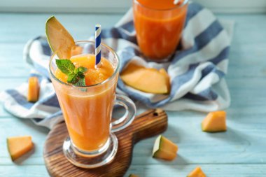 Taze kavun yüzlü gemide bardak