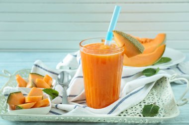 Cam tepsi üzerinde taze kavun güler yüzlü