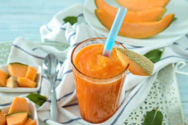 Cam tepsi üzerinde taze kavun güler yüzlü