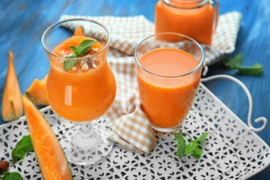 Gözlük taze kavun güler yüzlü tepsi