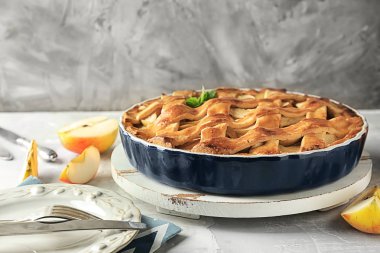 Tahta masa lambası üzerinde lezzetli elmalı turta ile