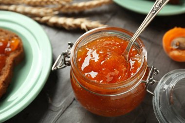 Masada lezzetli kayısı reçelli kavanoz