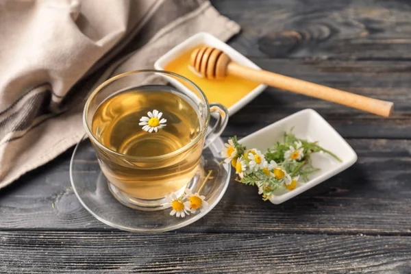 Tasse Délicieux Thé Camomille Miel Sur Table Bois — Photo