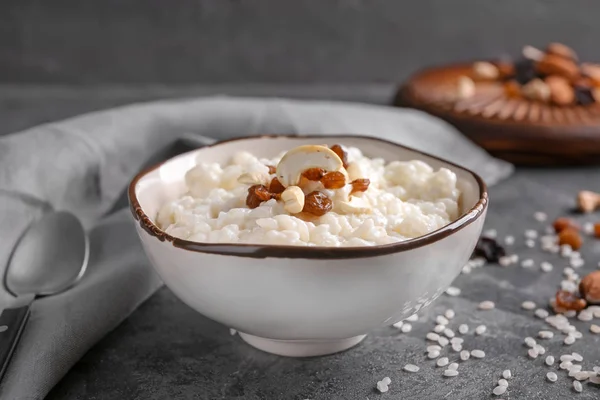 Delizioso Budino Riso Con Noci Uvetta Ciotola Sul Tavolo Grigio — Foto Stock