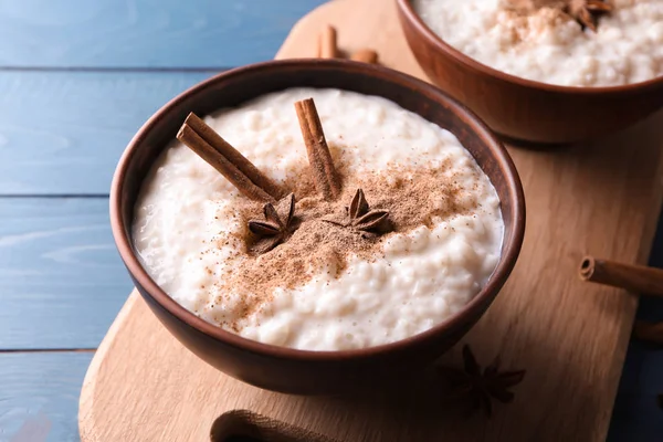 Pudding Beras Lezat Dengan Kayu Manis Dan Adas Dalam Mangkuk — Stok Foto