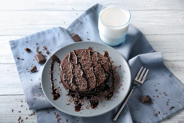 Teller Mit Leckeren Schokoladenkuchen Und Einem Glas Milch Auf Einem — Stockfoto