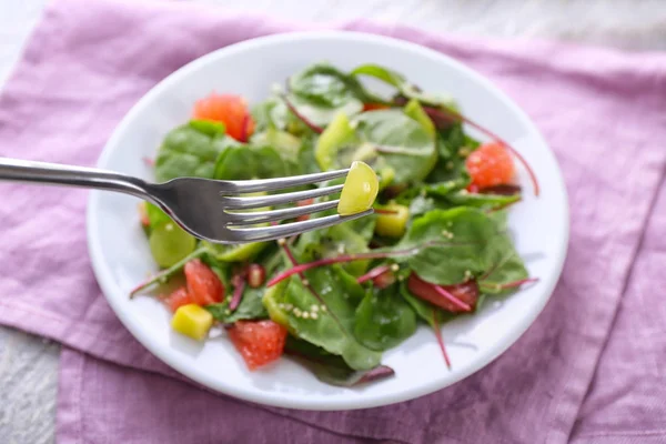 Comer Salada Fresca Saudável Close — Fotografia de Stock