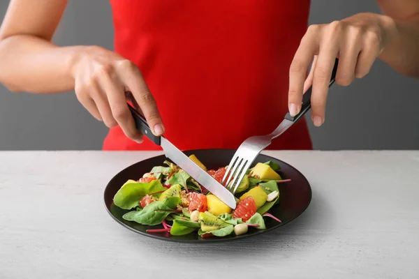 Mulher Comendo Salada Fresca Saudável Mesa — Fotografia de Stock