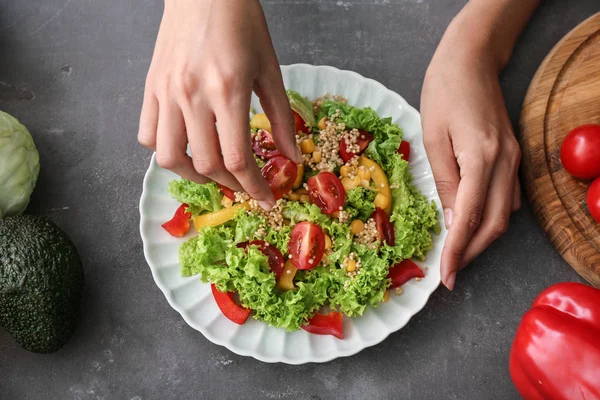 Marktlieden Gezonde Salade Grijze Tafel Close — Stockfoto