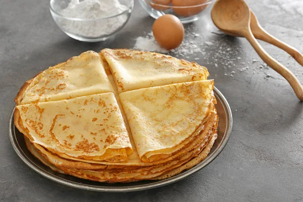 Piring Dengan Pancake Tipis Lezat Meja Abu Abu — Stok Foto