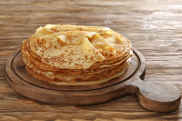 Board Tasty Thin Pancakes Wooden Table — Stock Photo, Image