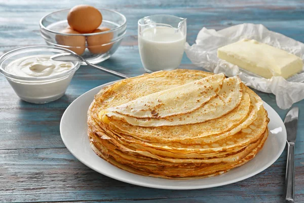 Piring Dengan Pancake Tipis Lezat Dan Bahan Bahan Atas Meja — Stok Foto