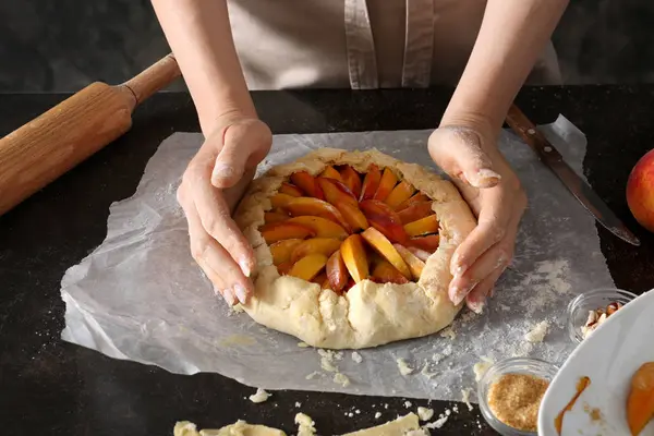 Woman Preparing Peach Galette Table — Stock Photo, Image