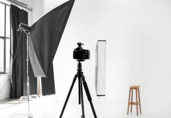 Profesyonel Kamera Tripod Fotoğraf Studio Üzerinde — Stok fotoğraf