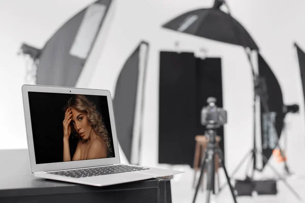 Table Laptop Modern Photo Studio — Stock Photo, Image