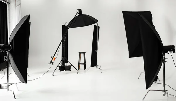 プロの機器と現代の写真スタジオのインテリア — ストック写真