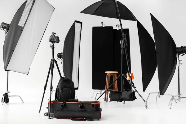 Påsar Med Professionell Utrustning Moderna Fotostudio — Stockfoto