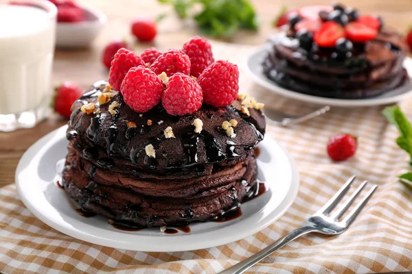 Placa Con Sabrosos Panqueques Chocolate Bayas Mesa — Foto de Stock