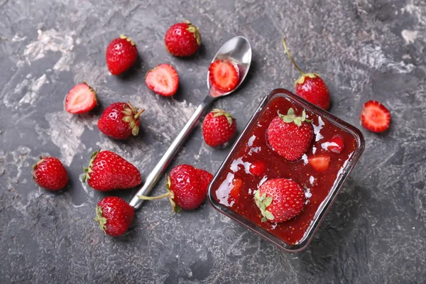 Schüssel Mit Leckerer Erdbeermarmelade Auf Grunge Tisch — Stockfoto