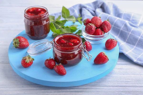 Glass Jars Delicious Strawberry Jam Board — Stock Photo, Image