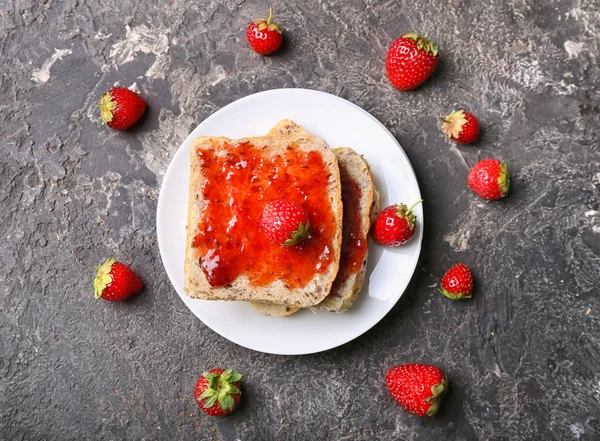 Plate Slices Bread Delicious Strawberry Jam Grunge Table — Stock Photo, Image