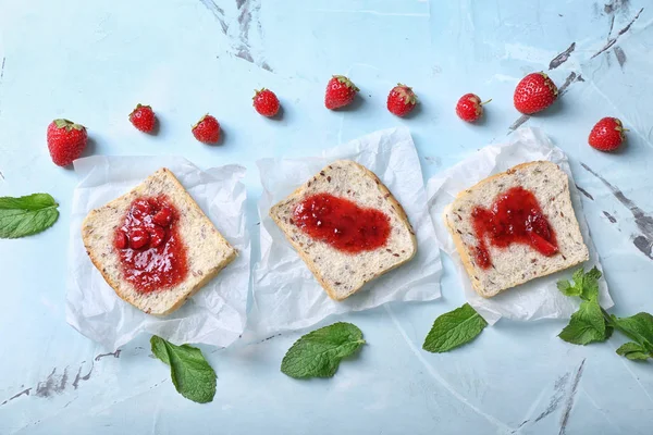 Tranches Pain Avec Délicieuse Confiture Fraises Sur Table Lumineuse — Photo