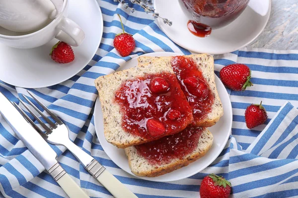 Placa Con Rebanadas Pan Deliciosa Mermelada Fresa Servilleta — Foto de Stock