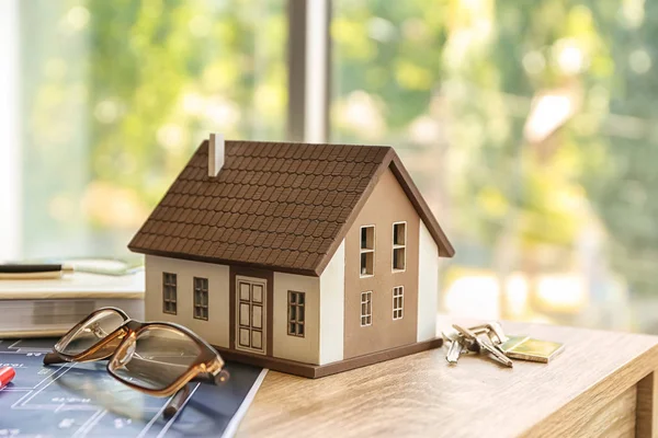 Hausmodell Mit Schlüssel Auf Dem Tisch Hypothekenkonzept — Stockfoto
