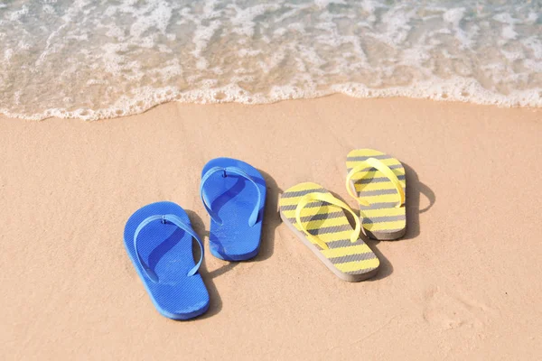 Bright Flip Flops Sea Beach — Stock Photo, Image
