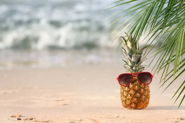 Piña Con Gafas Sol Sobre Arena Cerca Del Mar —  Fotos de Stock