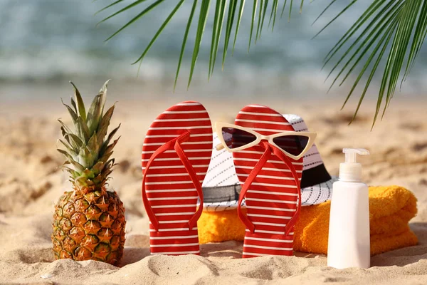 Set Beach Items Pineapple Sand Sea — Stock Photo, Image