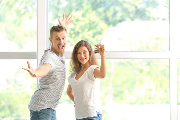 Feliz Pareja Joven Con Llave Nueva Casa Interior — Foto de Stock