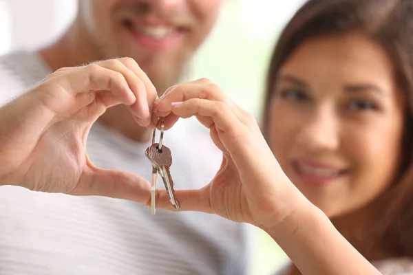 Junges Paar Mit Schlüssel Aus Dem Neuen Haus Nahaufnahme — Stockfoto