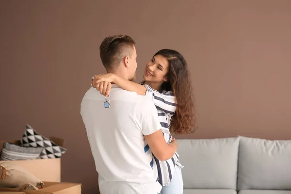 Feliz Pareja Joven Con Llave Nueva Casa Interior —  Fotos de Stock