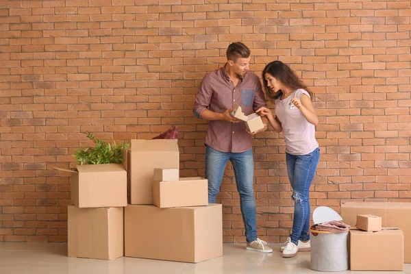 Feliz Jovem Casal Com Chave Sua Nova Casa Pertences Perto — Fotografia de Stock