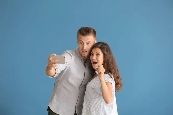 Gelukkige Jonge Paar Nemen Selfie Met Sleutel Van Hun Nieuwe — Stockfoto
