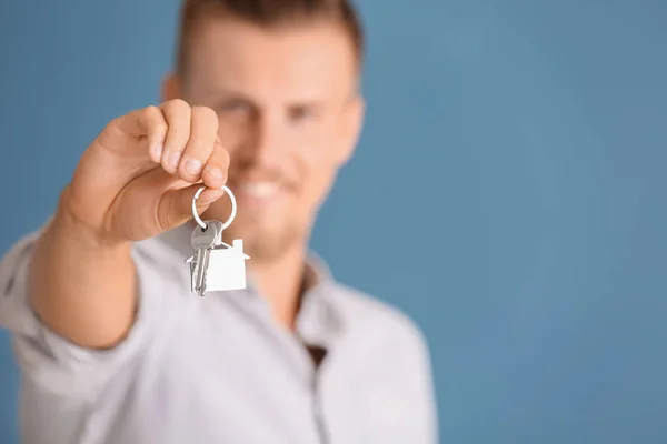 Glücklicher Junger Mann Mit Schlüssel Aus Seinem Neuen Haus Nahaufnahme — Stockfoto