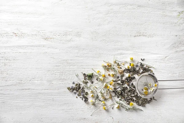 Sito Suszonego Rumianku Herbaty Liści Białym Tle Drewnianych — Zdjęcie stockowe