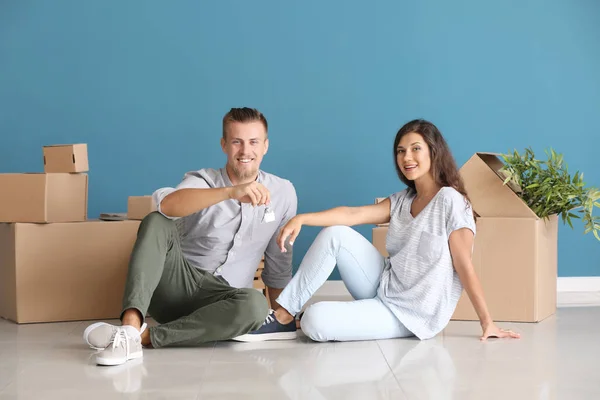 Feliz Jovem Casal Com Chave Sua Nova Casa Caixas Móveis — Fotografia de Stock