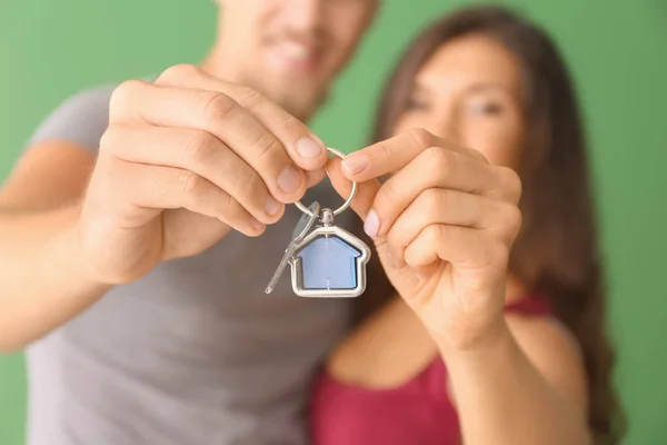 Glückliches Junges Paar Mit Schlüssel Aus Dem Neuen Haus Nahaufnahme — Stockfoto