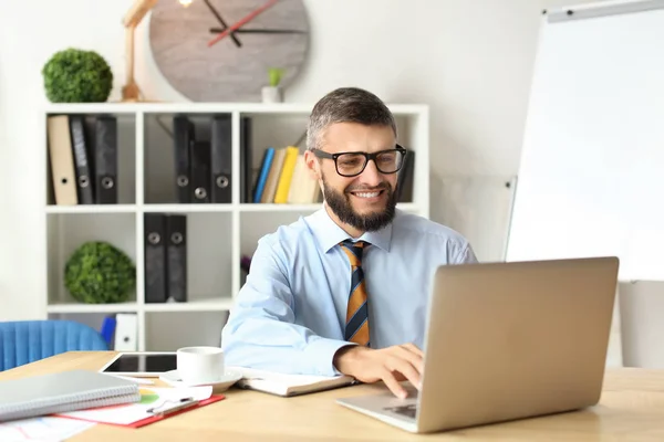 Homme Affaires Travaillant Avec Ordinateur Portable Dans Bureau — Photo