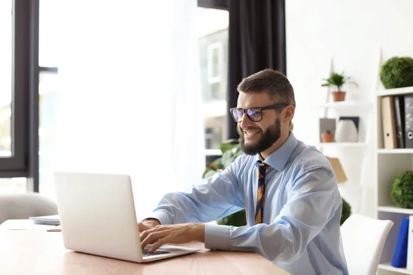 Uomo Affari Che Lavora Con Computer Portatile Ufficio — Foto Stock