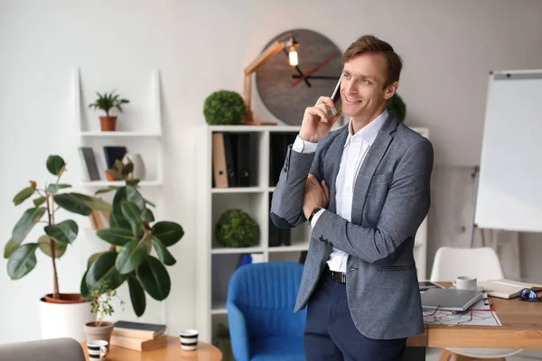 Empresario Hablando Por Teléfono Oficina —  Fotos de Stock