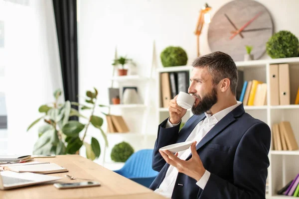 Empresario Tomando Café Lugar Trabajo —  Fotos de Stock