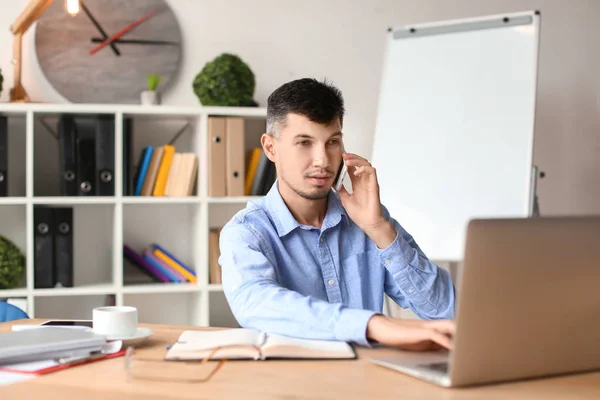 Empresario Hablando Por Teléfono Mientras Trabaja Con Ordenador Portátil Oficina —  Fotos de Stock