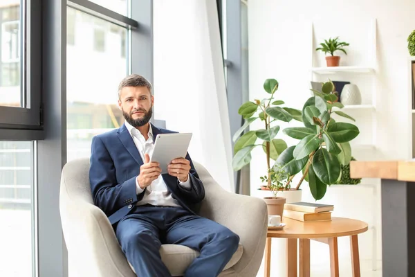 Empresario Con Tablet Sentado Sillón —  Fotos de Stock