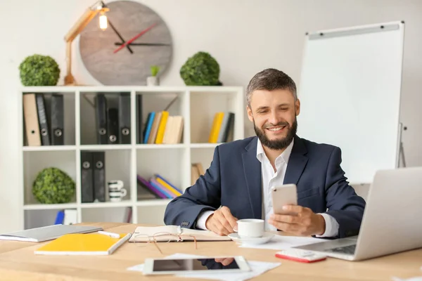 Geschäftsmann Mit Kaffee Und Telefon Arbeitsplatz — Stockfoto